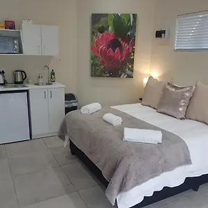 Sharon's House: Modern Self-catering 2* Cape Town